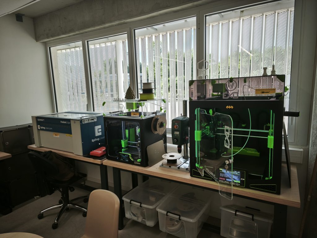 Atelier de fabrication numérique avec imprimantes 3D, découpe laser et périphériques