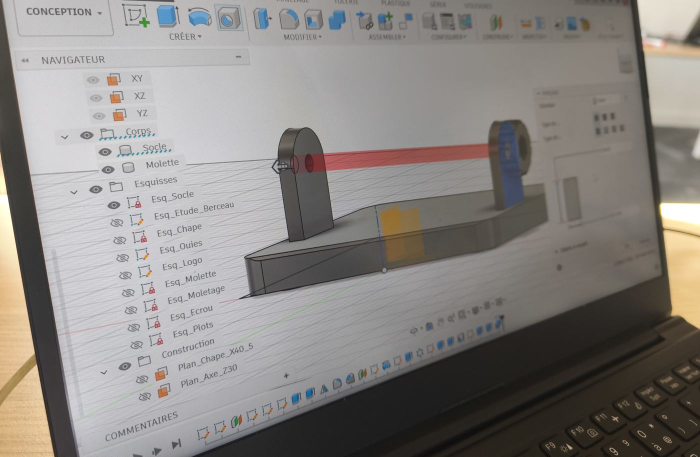 Pièce mécanique modélisée dans Autodesk Fusion, esquisse contrainte et arbre de construction